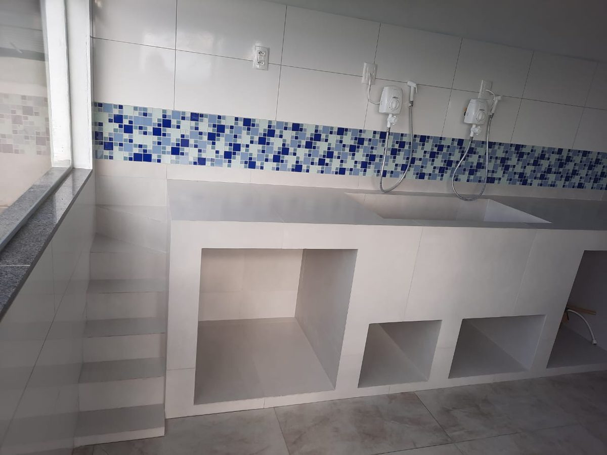 Área de banho da Doglanda, com duas banheiras e duchas