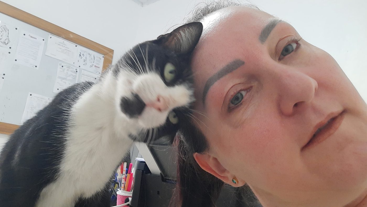 Marines Ferlin, responsável técnica da Doglanda, com um gato hospedado